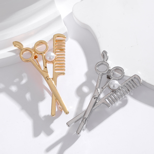 Vente chaude peigne en forme de ciseaux outils de <span class=keywords><strong>coupe</strong></span> de cheveux broche ciseaux peigne personnalisé femmes broche perle alliage barbier Badge - Product Image 3