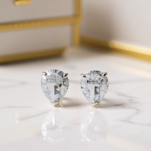 Orecchini a Goccia in Cristallo con Montatura a Griffe in Oro Bianco, Gioielli Classici da Donna con Strass - Product Image 2