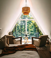 Maison préfabriquée triangulaire de haute qualité avec cadre personnalisé, duplex, cabane de glamping, balcon, mur entièrement vitré, villa de villégiature européenne