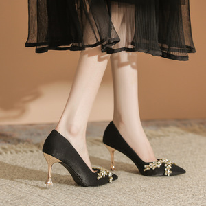 Zapatos de Novia Clásicos de Satén con Decoración de Cristales, Tacones Altos con Punta en Pico, Elegantes Zapatos de Novia 8599A-161 - Product Image 3