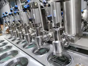 Fabrik preis Automatisch 2 4 Linien Kunststoff Fruchtsaft Milch Mineral wasser becher Füll versiegelung maschine