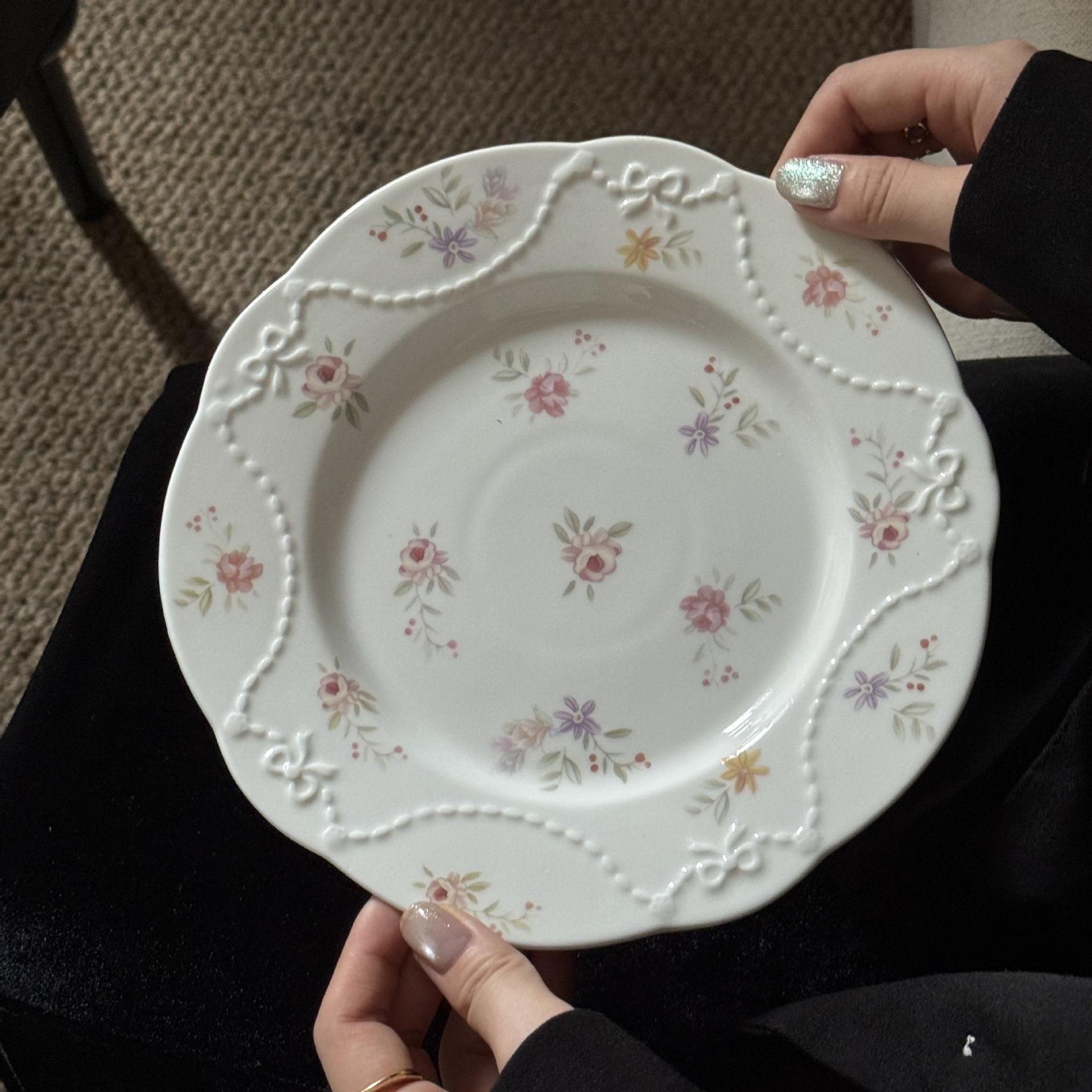 "Fleeing Princess with Floral Prints 8-inch Disc.