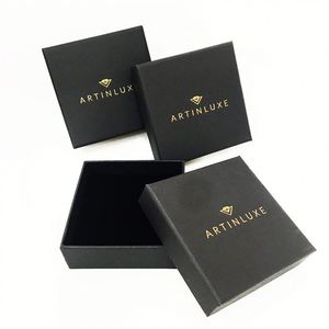 Boîte à bijoux rigide magnétique noire personnalisée écologique Insert en mousse Impression de feuille d'or Laminage mat gaufrage pour collier de logo - Product Image 1