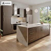 Meuble de cuisine contemporain en chêne blanc avec îlot, portes en panneaux de couleur fumée, poignées rondes fines et boîtes de rangement en panneaux de particules