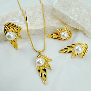 Juego de <span class=keywords><strong>Joyería</strong></span> de Tres Piezas con Perlas de Imitación Clásicas y Elegantes para Aniversario, Boda, Fiesta en la Playa (Titanio) - Product Image 3