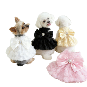 Robe élégante et mignonne pour chien en polyester noir avec dentelle, grand nœud en satin et perles décoratives, écologique, pour printemps/été, pour petits chiens et chiots - Product Image 1