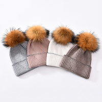 Chapeau d'hiver en tricot rayé doux et épais en gros, bonnet de luxe pour femmes avec pompon en fourrure véritable amovible et logo personnalisé
