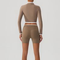 Ensemble de yoga pour femmes, haut court à manches longues zippé color block et short cycliste taille croisée, 2 pièces, tenue de sport active pour la gym