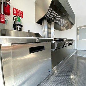 Camión de Comida Auron Estilo Clásico de 4 Ruedas, Carrocería de Acero Inoxidable, Compartimentos Aislados, Uso en Exteriores, Camión de Comida Eléctrico Nuevo - Product Image 5