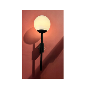 Lámpara de Pared con Esfera de Vidrio Opal Esmerilado, Base Negra Mate, Diseño Moderno Minimalista para Baño/Dormitorio, Iluminación para Toallas - Product Image 4