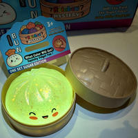 Vente en gros de jouets squishy en forme de dumplings qui brillent dans le noir, anti-stress à presser, nouveauté pour enfants et adultes