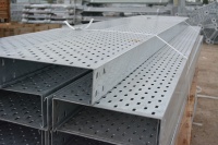 Structure de montage solaire galvanisée à chaud, système de support en acier pour panneaux solaires au sol