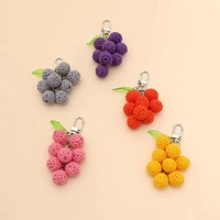 Porte-clés en peluche tricoté à la main au crochet, doux, imprimé UV, motif raisin de dessin animé, accessoire de jouet en forme de légume