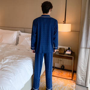<span class=keywords><strong>2022</strong></span> diseños <span class=keywords><strong>de</strong></span> camisón pijamas <span class=keywords><strong>de</strong></span> manga larga para hombre solapa <span class=keywords><strong>de</strong></span> seda <span class=keywords><strong>de</strong></span> lujo ropa <span class=keywords><strong>de</strong></span> dormir masculina Color sólido Jacquard Casual traje <span class=keywords><strong>de</strong></span> noche al por mayor - Product Image 2