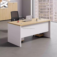 Ensemble de poste de travail moderne pour employés avec panneau de protection et chemin de câbles modulaire pour bureaux d'entreprise, agences créatives et zones de collaboration d'équipe