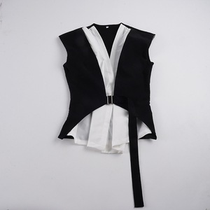Blusa sin mangas con cuello en V profundo y bloques de color blanco y negro para mujer, con lazo en la cintura, ajuste ceñido y dobladillo irregular con patchwork. - Product Image 6