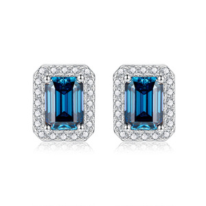 Pendientes de Moissanita Azul de 7x5 mm en Plata de Ley Ligera, Elegantes Pendientes de Crisolita Azul de 7x5 mm - Product Image 1