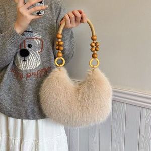 Borsa di lusso a forma di mezzaluna carina con manico in legno per ragazza di moda invernale morbida borsa in peluche sotto le ascelle di lusso Kawaii - Product Image 1