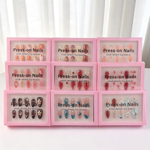 30 faux <span class=keywords><strong>ongles</strong></span> à presser, forme amande, motifs dorés 3D, détails floraux et strass, semi-artisanaux, brillants, réutilisables - Product Image 1