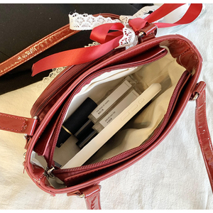 カスタムイタバッグ ハート型PVCウィンドウ付き クリア調節可能ストラップ パテントレザー製 耐久性のあるレーストリム ショルダーハンドバッグ - Product Image 4