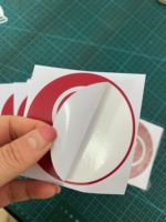 Maquette gratuite, impression résistante aux UV, vinyle PVC durable pour extérieur, étiquette adhésive imperméable, autocollant de logo découpé au laser, autocollants personnalisés