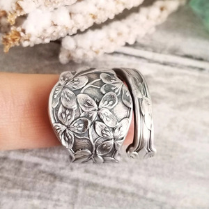 Anello Floreale Scuro per Donne, Gioiello Vintage a Forma di Fiore per Uso Quotidiano e Feste - Product Image 2
