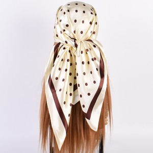 Nouvelle Collection Été : Grand Foulard Carré en Soie Imitée Satinée, Motif Points Ondulés, Vente en Gros Usine - Product Image 3