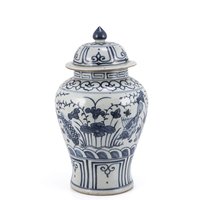 Vase en porcelaine bleu et blanc, motif poisson et lotus, style temple