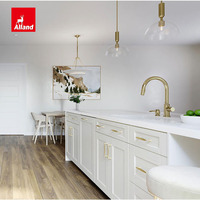 Armoires de cuisine en bois massif Allandgroup Duraform Breeze et Painted Harbor Shaker avec comptoir en pierre en cascade