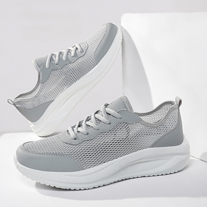 Chaussures de sport pour hommes grande taille, respirantes, en maille, semelle légère en EVA, pour le printemps et l'été, style marche, vente en gros - Product Image 1