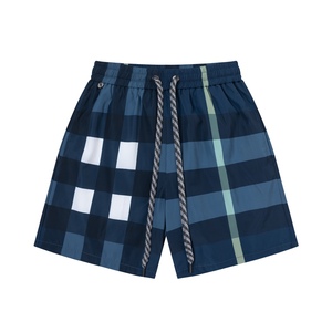 Shorts de playa casuales de lujo y alta calidad con un moderno diseño a cuadros estilo Burberry, resistentes al agua, para hombre. - Product Image 2