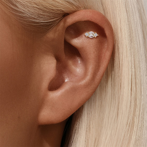 Pendientes CANNER de Oro de 18k y Plata de Ley S925 con Diseño Geométrico de Zirconia en Forma de Estrella y Borla - Product Image 3