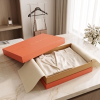 Boîte à vêtements personnalisée avec couvercle, base et col, emballage de luxe en papier avec pelliculage mat, gaufrage et revêtement UV pour marques de vêtements