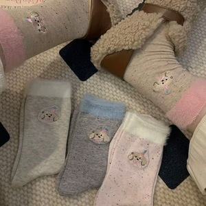 Chaussettes mi-mollet pour femmes avec bordure en fourrure, motif de chiot mignon, chaudes et tendance pour l'hiver, style unique - Product Image 1