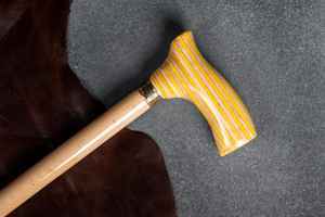 Bastón de Resina y Madera con Mango Ergonómico y Acabado Suave, Ideal para Personas Mayores - Product Image 4