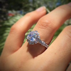 Anello di Fidanzamento da Donna con Zirconia Cubica a Quattro Punte, Gioiello Semplice ed Elegante per Proposta di Matrimonio - Product Image 1