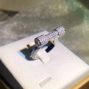 Anello a forma di manubrio geometrico per donna, gioiello da dito creativo e alla moda con stile scintillante. - Product Image 3