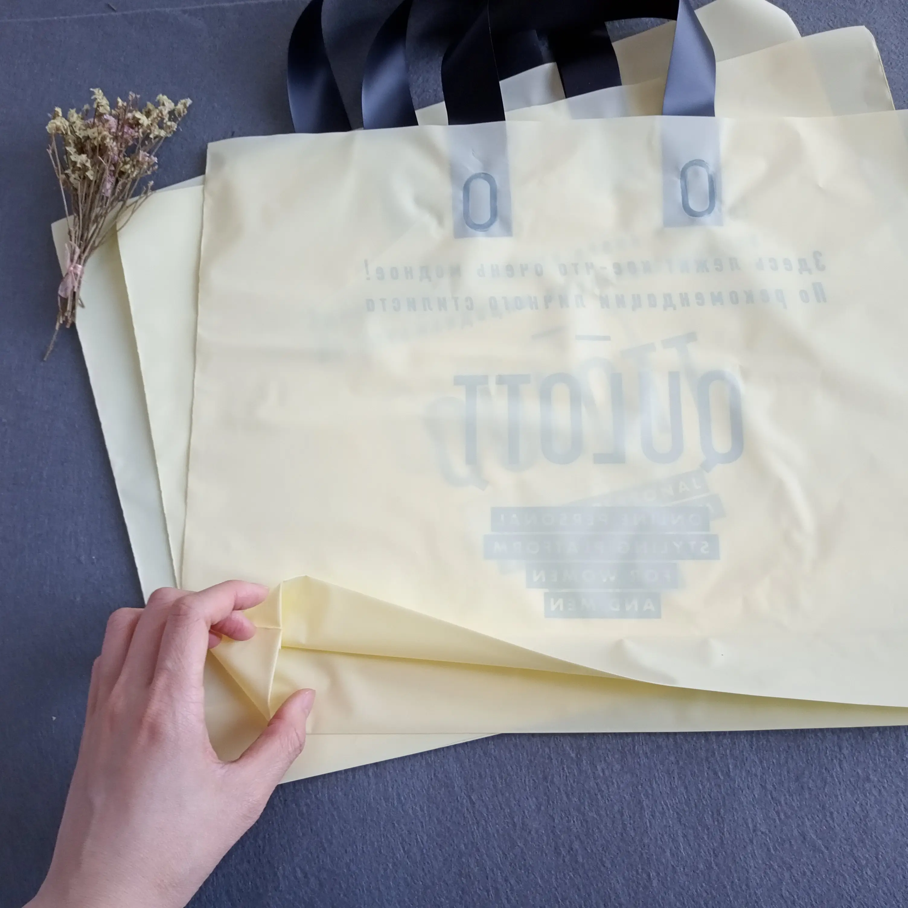 निर्माता थोक के लिए Biodegradable डिजाइन अपने स्वयं के कस्टम मुद्रित शॉपिंग प्लास्टिक बैग उपहार