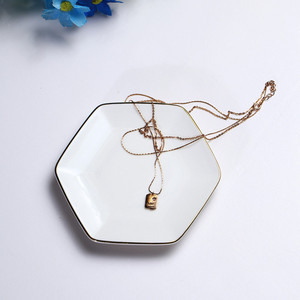 Anillo y collares de bandeja de joyería de cerámica blanca hexagonal con borde de oro con logotipo personalizado plato de baratija para regalo de boda - Product Image 1