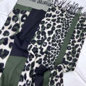 Bufanda de Cachemira Estampada para Otoño e Invierno, con Bloques de Color y Patrón de Leopardo, Elegante y Cálida, con Borlas, para Mujer - Product Image 6