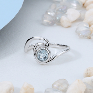Bague minimaliste inspirée des vagues océaniques, ornée d'une pierre précieuse aigue-marine, style marin frais, motif vague tourbillonnante. - Product Image 1