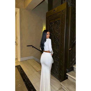 ชุดเซ็ตเสื้อผ้ากีฬา 2 ชิ้น ลายดอกไม้ประดับด้วยหินสีขาว สไตล์คลับ สำหรับฤดูร้อนและฤดูใบไม้ร่วง พร้อมเสื้อครอปและกางเกงขาสั้นยาวระดับเข่า - Product Image 1