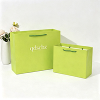 Sac de shopping en papier d'art imperméable avec logo imprimé personnalisé, sac cadeau de luxe pour parfum, emballage pour vêtements