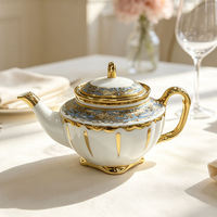 Plat de service en porcelaine blanche de style baroque vintage avec bord doré électroplaqué et motif floral en relief, idéal pour servir le poisson