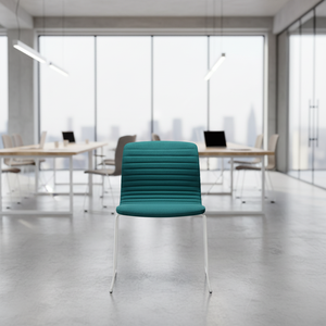 Chaise de réunion moderne VAGHI, dossier blanc en tissu, structure en bois, base en métal noir type traîneau - Product Image 4