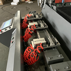 เครื่องเจาะกัดขึ้นรูปอลูมิเนียม CNC แบบลม 3 แกน อัตโนมัติ สำหรับงานเจาะรูอลูมิเนียม - Product Image 5