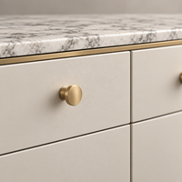 WYRAX Resort Gallery Geriffeltes Sideboard mit Steinoptik-Oberfläche, 4 Türen, Grifflose Aufbewahrung und Schlanke Goldene Beine