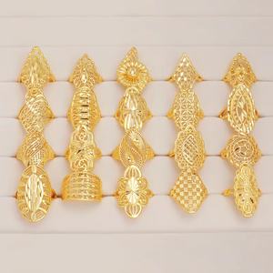 Bague de mariage en or plaqué 24 carats pour homme et femme, design de bijoux tendance, vente en gros - Product Image 2