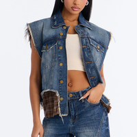 Gilet en jean court pour femme, sans manches, effet usé, avec empiècements à carreaux et ourlet effiloché, style grunge indie sleaze, vente en gros