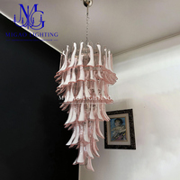 Lustre médiéval français, en verre de Murano fait main, à pétales superposés, dégradé rose-blanc, pour villa à plafond haut en duplex
